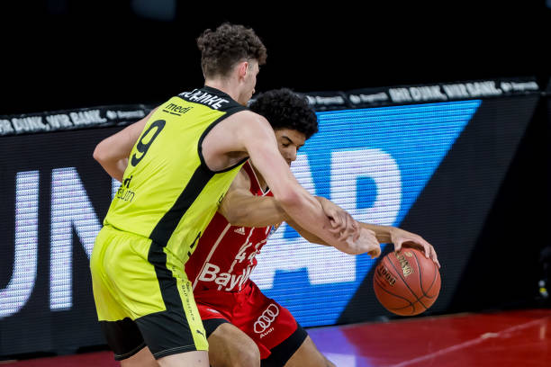 更对她的职 更对她的职